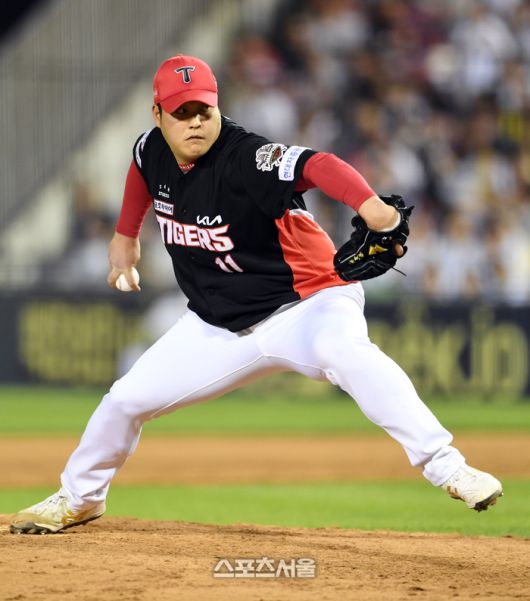 KIA 조상우가 4일 잠실구장에서 열린 2025 KBO리그 두산과 경기 8회말 등판해 힘차게 공을 던지고 있다. 잠실 | 박진업 기자 upandup@sportsseoul.com