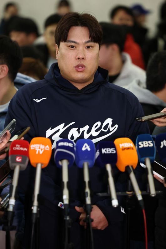 한국 야구대표팀 류현진이 9일 인천국제공항 1터미널에서 월드베이스볼클래식(WBC) 1차 캠프지인 사이판 출국에 앞서 취재진과 인터뷰를 하고 있다. 사진 | 연합뉴스
