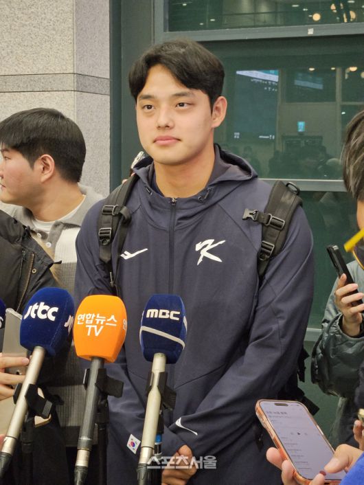 문동주가 인터뷰에 임하고 있다. 인천공항 | 강윤식 기자 skywalker@sportsseoul.com