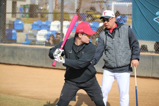 KIA 윤도현(왼쪽) 미국 어바인 1차 스프링캠프에서 이범호 감독의 타격 지도를 받고 있다. 사진 | KIA 타이거즈