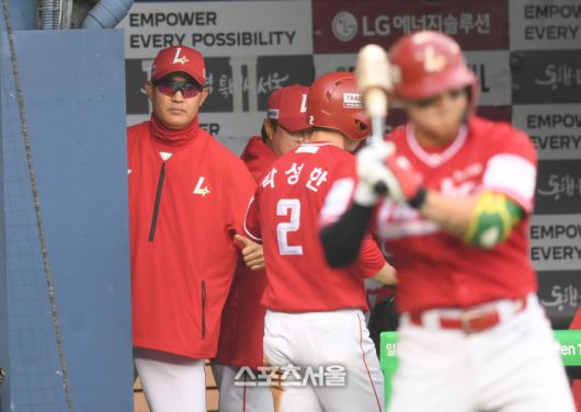 SSG 이숭용 감독이 12일 서울 잠실구장에서 열린 2025 KBO리그 LG와 경기 2회초 1사만루 조형우 적시타 때 홈을 밟은 박성한과 하이파이브를 하고 있다. 잠실 | 최승섭 기자 thunder@sportsseoul.com