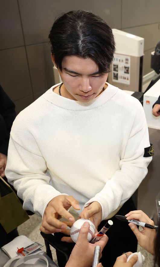 미국 프로야구 메이저리그(MLB) 로스앤젤레스 다저스 김혜성이 21일 인천국제공항 제2터미널에서 출국 전 팬들에게 사인을 해주고 있다. 사진 | 연합뉴스