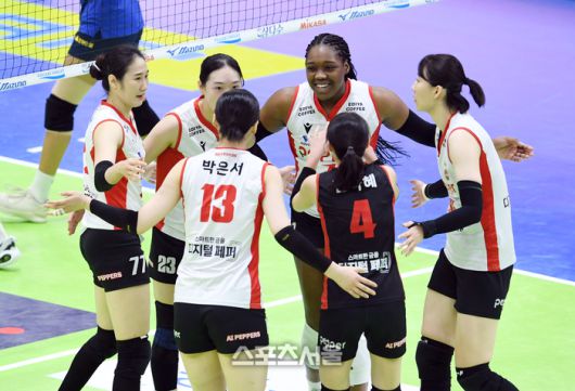 페퍼저축은행 선수들이 21일 수원체육관에서 열린 2025-2026 V리그 여자부 현대건설과의 경기에서 득점을 한 뒤 함께 기뻐하고 있다, 2026. 1. 21. 수원 | 박진업 기자 upandup@sportsseoul.com