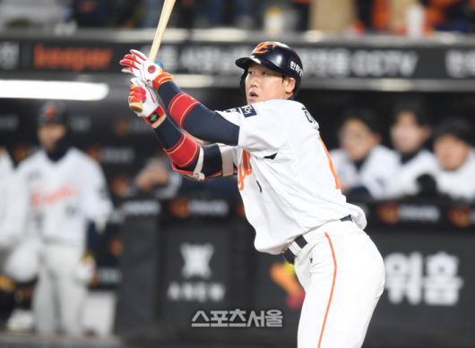 한화 하주석이 31일 대전 한화생명볼파크에서 열린 2025 KBO 한국시리즈 5차전 LG와 경기 2회말 1사1루 2루타를 친 후 타구를 바라보고 있다. 대전 | 최승섭기자 thunder@sportsseoul.com