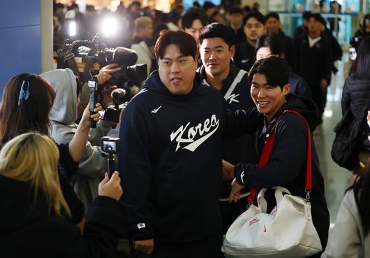 류현진(왼쪽), 김혜성을 비롯한 한국 야구대표팀 선수들이 9일 인천국제공항 1터미널에서 월드베이스볼클래식(WBC) 1차 캠프지인 사이판으로 출국하고 있다. 사진 | 연합뉴스