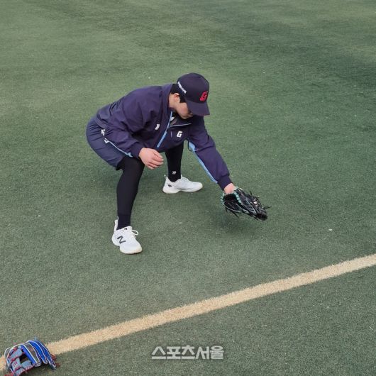 박찬형이 화성 비봉야구장에서 비시즌 개인 훈련에 임하고 있다. 수비 훈련에 임하고 있는 모습이다. 화성 | 박연준 기자 duswns0628@sportsseoul.com