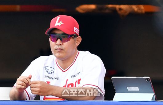 SSG 이숭용 감독이 30일 인천SSG랜더스필드에서 열린 2024프로야구 SSG랜더스와 롯데자이언츠의 경기에서 차분히 그라운드를 응시하고 있다..  2024.07.30.문학 | 강영조기자 kanjo@sportsseoul.com