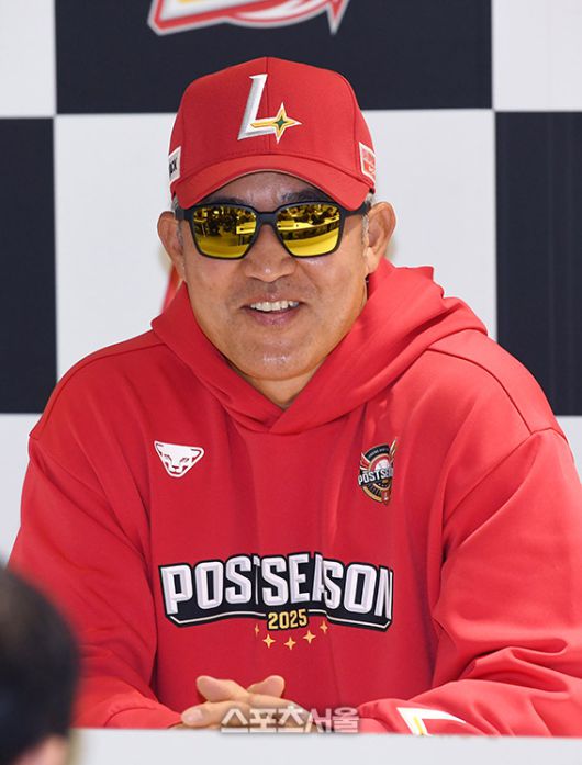 SSG 이숭용 감독이 9일 인천 SSG랜더스필드에서 열린 2025 KBO리그 삼성과의 준플레이오프 1차전에 앞서 인터뷰를 하고 있다. 2025. 10. 9. 문학 | 박진업 기자 upandup@sportsseoul.com