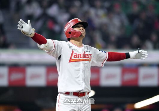 SSG 한유섬이 16일 인천 SSG랜더스필드에서 열린 2024 KBO리그 KIA전에서 9회말 2사 KIA 투수 정해영을 상대로 끝내기 홈런을 친 뒤 기뻐하고 있다. 문학 | 박진업 기자 upandup@sportsseoul.com