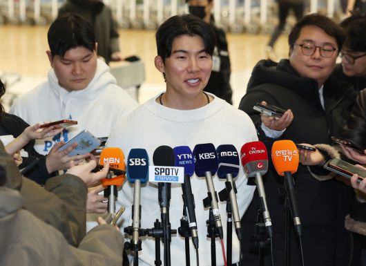 미국 프로야구 메이저리그(MLB) 로스앤젤레스 다저스 김혜성이 21일 인천국제공항 제2터미널에서 출국 전 인터뷰를 하고 있다. 사진 | 연합뉴스