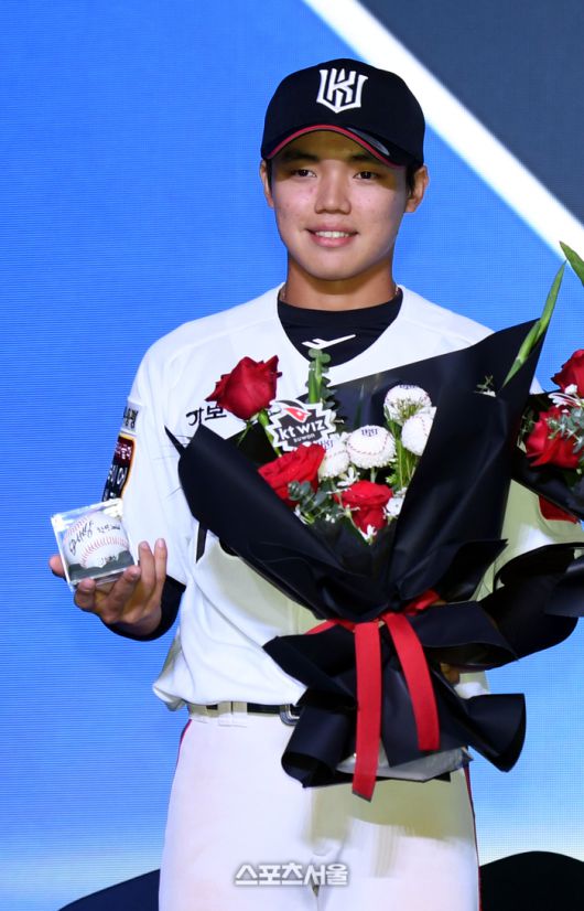 17일 서울 송파구 롯데호텔 월드에서 열린 2026 KBO 리그 신인드래프트에서 KT에 지명된 단국대 임상우가 기념촬영을 하고 있다. 사진 | 최승섭기자 thunder@sportsseoul.com