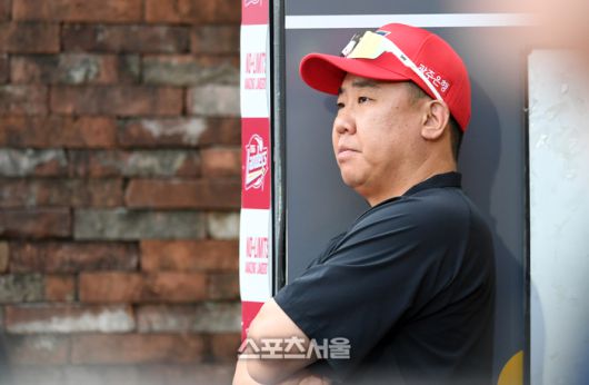 KIA 이범호 감독이 27일 인천SSG랜더스필드에서 열린 2025 KBO리그 SSG와 경기에서 그라운드를 바라보고 있다. 문학 | 박진업 기자 upandup@sportsseoul.com