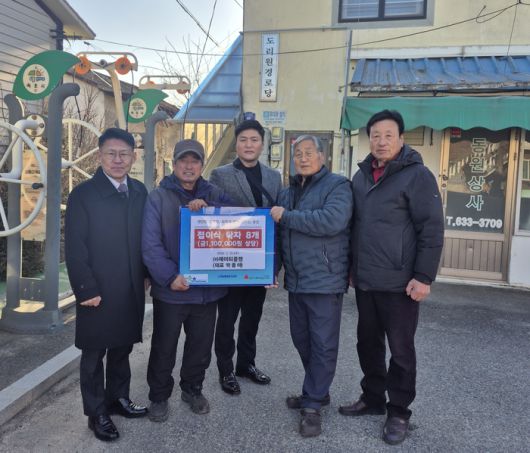 속초시 대포농공단지에 위치한 (주)제이티플랜(대표 박종하)은 1월 21일, 노학동 소재 도리원 경로당을 방문해 총 110만 원 상당의 접이식 탁자 8개를 기탁했다. 이번 기탁은 경로당을 이용하는 어르신들이 쾌적하고 안전한 환경에서 생활할 수 있도록 돕기 위해 이뤄졌다. 사진|속초시청