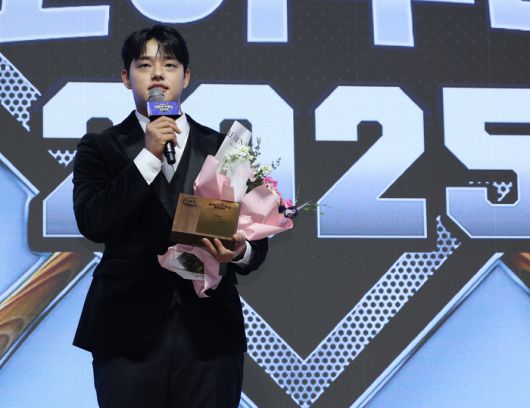 서울 강남구 라움아트센터에서 열린 2025 조아제약 프로야구 대상 시상식에서 한화 문동주가 기록상을 수상, 소감을 말하고 있다.  사진 | 연합뉴스