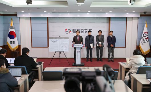 김진태 ‘대한민국특별자치시도 행정협의회’ 대표회장(김진태 강원특별자치도지사)가 21일 개 특별자치시‧도의 특별법안 조속한 통과와 광역 행정통합 인센티브 부여에 따른 역차별 우려를 담은 공동성명서를 발표하고 있다.  사진|강원특별자치도청