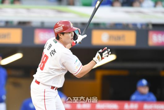 SSG 고명준이 4일 인천SSG랜더스필드에서 열린 2025 KBO리그 삼성과 경기 4회말 무사1루 내야안타를 치고 있다. 문학 | 최승섭 기자 thunder@sportsseoul.com