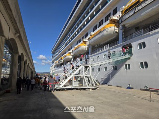 제주 강정항에 정박한 코스타세레나호에서 관광객이 내리고 있다. 제주 | 원성윤 기자 socool@sportsseoul.com
