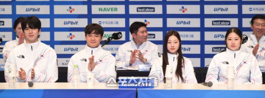 피겨 차준환,김현겸,신지아,이해인(왼쪽부터)이 7일 진천 국가대표선수촌에서 열린 2026 국가대표선수단 훈련개시 및 밀라노코르티나동게올림픽대회 D-30 미디어데이에서 다른 선수들의 답변을 들으며 박수를 치고 있다.