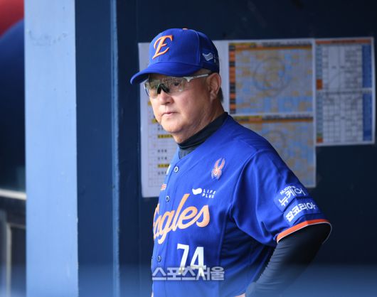 한화 김경문 감독이 8일 서울 잠실구장에서 열린 2025 KBO리그 LG와 경기를 지켜보고 있다. 잠실 | 최승섭기자 thunder@sportsseoul.com