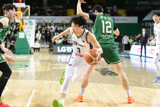 KCC 허웅이 원주DB프로미아레나에서 열린 2025~2026 LG전자 프로농구 DB전에서 드리블을 시도하고 있다. 사진 | KBL