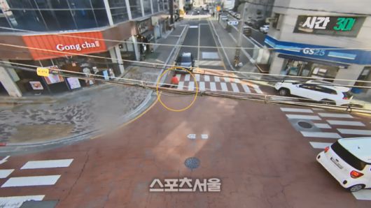 22일 제보 영상에 따르면, 통영시의 한 교차로 횡단보도를 건너던 한 보행자가 갑자기 중심을 잃고 도로 위로 쓰러지는 위급한 상황이 발생했다. 이때 맞은편에서 신호 대기 중이던 흰색 차량 운전자가 주저 없이 차 문을 열고 뛰쳐나와 쓰러진 시민에게 달려갔다. 주황색 점퍼를 입은 이 운전자가 바로 김태균 통영시의원이었다. 사진 | 스포츠서울, 제보자