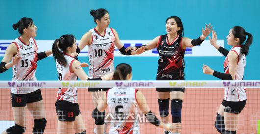 정관장 선수들이 20일 서울 장충체육관에서 열린 2025~2026 V-리그 GS칼텍스와 경기에서 득점 후 환호하고 있다. 2026. 1. 20.장충 | 최승섭기자 thunder@sportsseoul.com