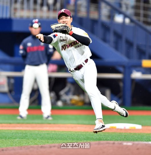 키움 송성문이 14일 서울 고척스카이동에서 열린 2024 KBO리그 롯데전에서 3회초 윤동희의 땅볼을 처리하고 있다. 사진 | 스포츠서울DB