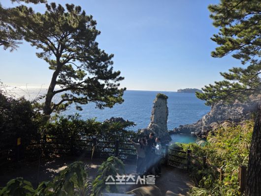 제주 서귀포 외돌개에서 관광객들이 삼삼오오 모여 사진을 찍고 있는 모습. 제주 | 원성윤 기자 socool@sportsseoul.com