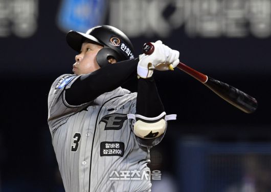 한화 안치홍이 11일 잠실구장에서 열린 2024 KBO리그 두산전에서 4회초 무사 1루 상황에서 두산 선발 브랜든을 상대로 1타점 2루타를 치고 있다. 잠실 | 박진업 기자 upandup@sportsseoul.com