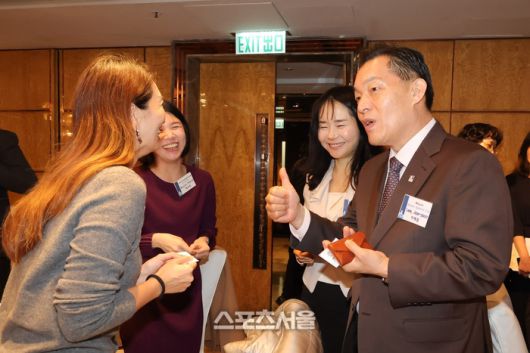 아재준 시장이 21일 홍콩 현지 투자유치설명회 참석자와 대화를 나누고 있다. 제공=수원시