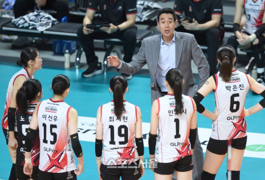 정관장 고희진 감독이 20일 서울 장충체육관에서 열린 2025~2026 V-리그 GS칼텍스와 경기에서 작전지시를 하고 있다. 2026. 1. 20.장충 | 최승섭기자 thunder@sportsseoul.com