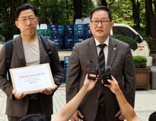 윤석열 전 대통령 부부를 상대로 한 ‘12·3 비상계엄’ 손해배상소송 소장 접수하는 김경호 변호사(오른쪽). 2025.8.18 연합뉴스