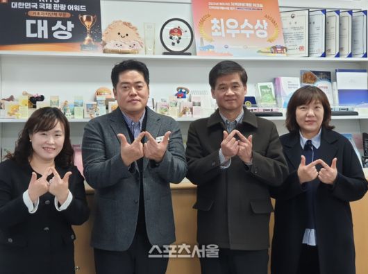 (왼쪽부터)김미애 관광과 관광기획팀장, 김경태 관광과장 직무대리, 정영직 (사)원주시 관광협의회장, 김안수 사무장.