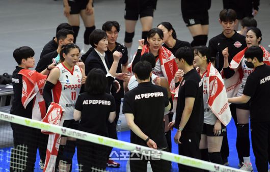 페퍼저축은행 장소연 감독(왼쪽 셋째)이 21일 수원체육관에서 열린 2025-2026 V리그 여자부 현대건설과의 경기에서 선수들과 파이팅을 외치고 있다. 2026. 1. 21. 수원 | 박진업 기자 upandup@sportsseoul.com