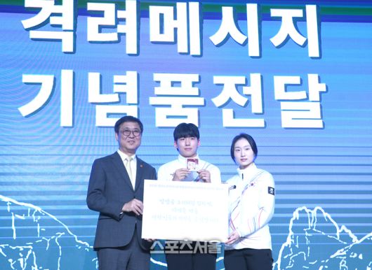 최휘영 문화체육관광부 장관이 22일 서울 송파구 올림픽파크텔에서 열린 2026 밀라노코르티나 동계올림픽 대한민국 선수단 결단식에서 정재원, 최민정에 격려메시지와 기념품을 전달한 후 기념촬영을 하고 있다. 상암 | 최승섭기자 thunder@sportsseoul.com