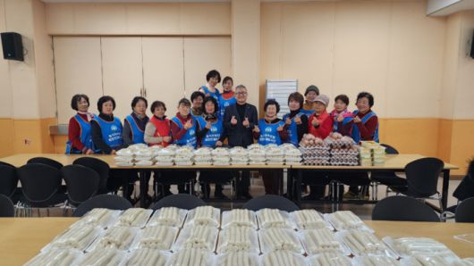 갑천면 농가주부회(회장 전현숙)가설 명절을 앞두고  지역 내 어려운 이웃을 위한 나눔 봉사를 실천해 훈훈함을 전하고 있다.이날 봉사에는 전현숙 회장을 비롯한 회원 28명이 참여해 정성을 모았다. 회원들은 어르신들이 따뜻한 떡국을 드실 수 있도록 가래떡, 달걀, 두부로 구성된 식료품 꾸러미를 직접 준비했다.준비된 물품은 홀로 명절을 보내는 독거노인 가구 등에 회원들이 직접 방문해 어르신들의 안부를 묻고 명절 인사를 나누는 등 따뜻한 이웃의 정을 전달할 예정이다. 사진|횡성군청