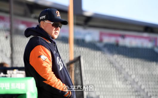 한화 김경문 감독이 27일 잠실구장에서 열리는 2025 KBO리그 LG와 한국시리즈 2차전에 앞서 훈련 중인 선수들을 바라보고 있다. 잠실 | 박진업 기자 upandup@sportsseoul.com