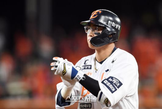 한화 채은성이 대전 한화생명 볼파크에서 열린 2025 KBO리그 삼성과 플레이오프 5차전 5회말 무사 2-3루 삼성 투수 양창섭을 상대로 2타점 적시타를 친 뒤 세리머니를하고 있다. 대전 | 박진업 기자 upandup@sportsseoul.com