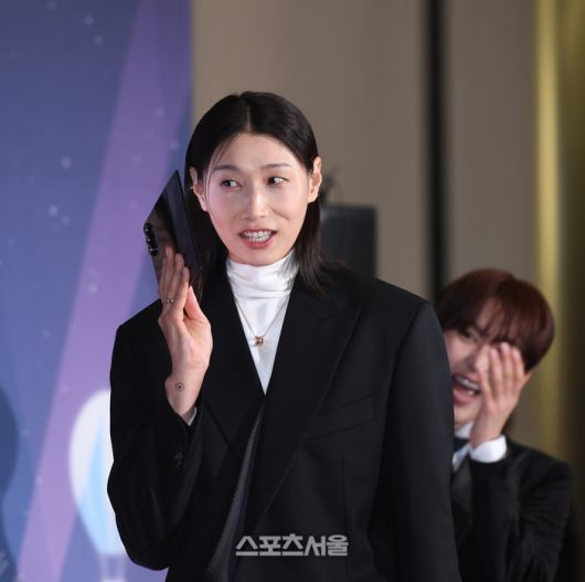 김연경이 지난달 29일 서울 상암동 MBC 미디어센터에서 열린 2025 MBC 방송연예대상 포토월에서 장난을 치고 있다. 최승섭기자 thunder@sportsseoul.com