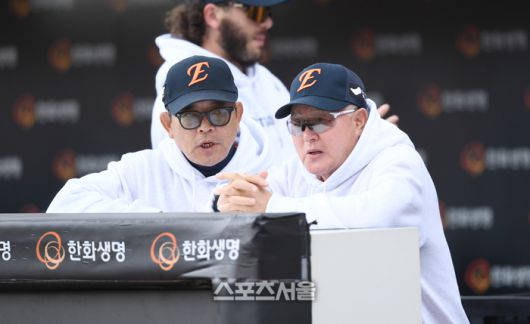 한화 김경문 감독이 19일 대전 한화생명 볼파크에서 열린 2025 KBO 포스트시즌 플레이오프 2차전 삼성과 경기 전 양상문 투수코치와 이야기를 나누고 있다. 대전 | 최승섭기자 thunder@sportsseoul.com