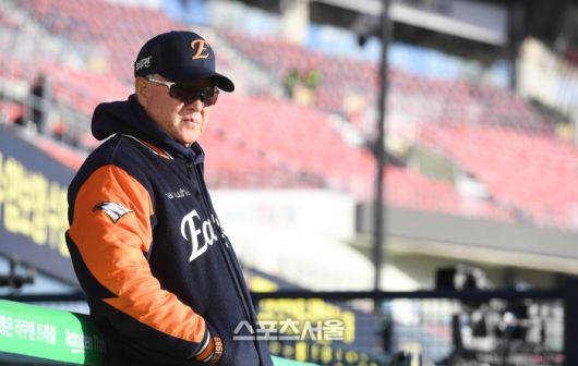 한화 김경문 감독이 27일 잠실구장에서 열리는 2025 KBO리그 LG와 한국시리즈 2차전에 앞서 훈련 중인 선수들을 바라보고 있다. 잠실 | 박진업 기자 upandup@sportsseoul.com