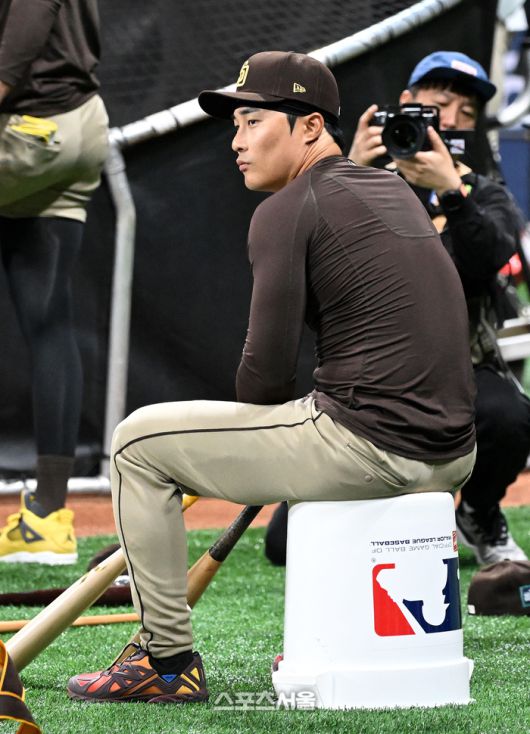 21일 오후 서울 고척스카이돔에서 ‘ML 월드투어 서울 시리즈’ LA 다저스와 샌디에이고의 경기가 열렸다.경기에 앞서 샌디에이고 파드리스 김하성이 훈련을 하고 있다. 고척 | 최승섭 기자 thunder@sportsseoul.com