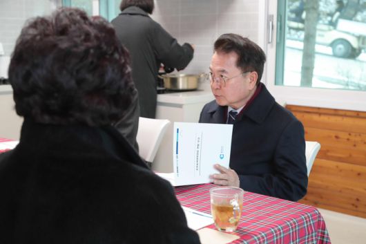 육동한 춘천시장이 23일 동산면 군자리 춘천숲자연휴양림을 찾아 자연휴양림 사업장 현장을 점검했다.  사진|춘천시청