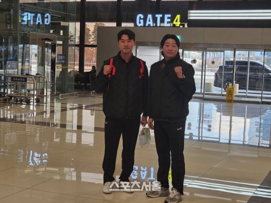 KIA 홍건희(왼쪽)와 김범수가 23일 김포국제공항에서 2026 스프링캠프 출발에 앞서 포즈를 취했다. 김포국제공항 | 김동영 기자 raining99@sportsseoul.com