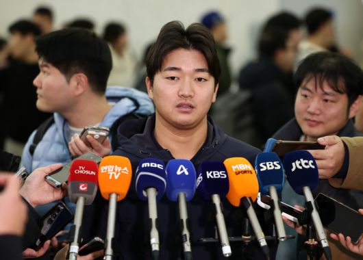 한국 야구대표팀 고우석이 9일 인천국제공항 1터미널에서 월드베이스볼클래식(WBC) 1차 캠프지인 사이판 출국에 앞서 취재진과 인터뷰를 하고 있다. 사진 | 인천국제공항=연합뉴스