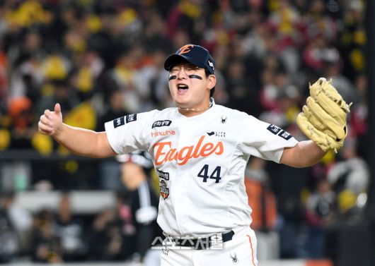 한화 김서현이 30일 대전 한화생명 볼파크에서 열린 2025 KBO리그 LG와 한국시리즈 4차전 8회초 2사 1-2루 상황에서 LG 오스틴를 내야 뜬공으로 잡아낸 뒤 포효하고 있다. 대전 | 박진업 기자 upandup@sportsseoul.com