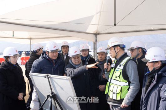 23일 김동연 지사가 용인 반도체클러스터 현장을 방문해 추잔 상황을 보고 받고 있다. 제공=경기도