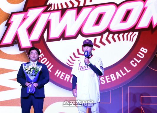 천안 북일고 박준현이 17일 서울 송파구 롯데호텔 월드에서 열린 2026 KBO 리그 신인드래프트에서 1라운드 1순위로 키움에 지명된 후 소감을 밝히고 있다. 사진 | 최승섭기자 thunder@sportsseoul.com