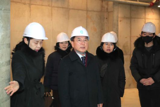 육동한 춘천시장은 23일 동산면 안식공원 내 제2안식의 집(봉안당) 건립 현장을 방문해 공사 진행 상황을 점검했다. 시는 올해 상반기 준공 및 개소를 목표로 안전하고 차질 없이 공사를 마무리 할 계획이다. 육동한 시장은 “시민들이 안심하고 이용할 수 있도록 안전을 최우선으로 공사를 마무리하고 준공과 개소까지 차질 없이 진행해달라”고 당부했다. 사진|춘천시청