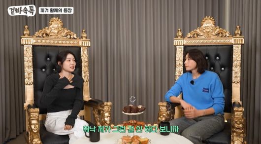 22일 공개된 유튜브 채널 ‘식빵언니 김연경’에 동반 출연한 배구 스타 김연경(오른쪽)과 피겨 여왕 김연아. 사진 | ‘식빵언니 김연경’ 유튜브 캡처